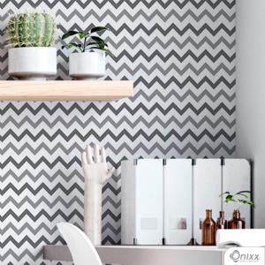 Papel de Parede Adesivo Chevron Tons De Cinza Adesivo Vinílico 0,10 58x300cm 4x0 / Impressão Digital Látex Fosco Divididos em Rolos de 58cm 