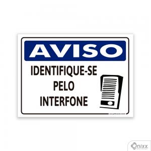 Placa AVISO: Identifique-se pelo interfone PVC 2mm  4/0 / Látex Adesivo Fosco Corte Reto Fita Dupla Face 3M