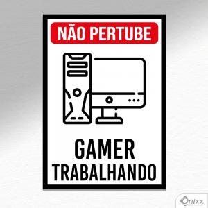 Placa Decorativa Gamer Trabalhando A4 MDF 3mm 30X20CM 4x0 Adesivo Fosco Corte Reto Fita Dupla Face 3M